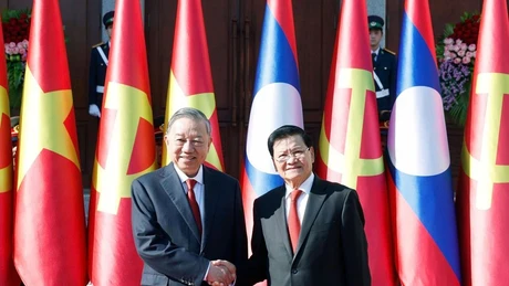 Le secrétaire général du PPRL et président du Laos, Thongloun Sisoulith (à droite) et le secrétaire général du PCV, To Lam, en visite d’État au Laos. Photo : VNA.