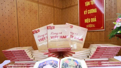L’ouvrage est intitulé « Rạng rỡ Việt Nam - Dấu ấn thành tựu nhiệm kỳ Đại hội đại biểu toàn quốc lần thứ XIII của Đảng » (Vietnam radieux – Empreintes des acquis du mandat du XIIIᵉ Congrès national du Parti). Photo : VNA.