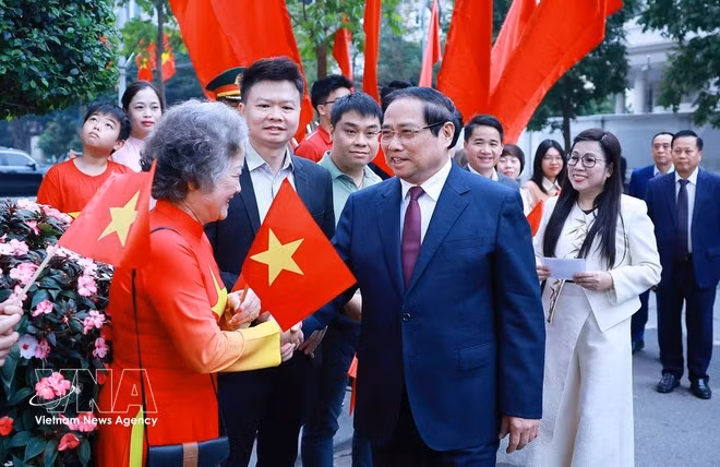 Le Premier ministre Pham Minh Chinh et son épouse se rendent au bureau de vote n° 21, dans le quartier de Tay Ho, à Hanoï. Photo: VNA