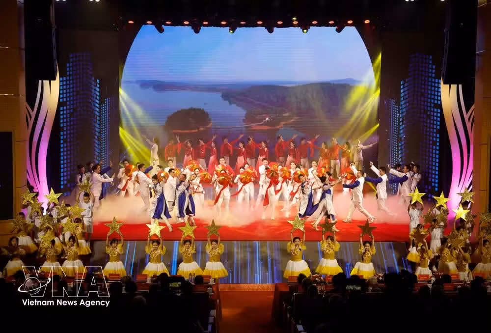 Programme artistique commémorant le 120e anniversaire de la naissance du secrétaire général Hà Huy Tâp, à Hà Tinh, le 21 avril. Photo : VNA