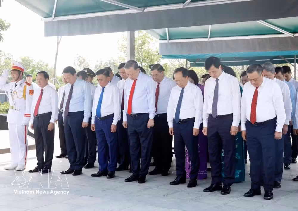Le secrétaire général du Parti et président de la République, To Lam, à la tête d’une délégation du Parti et de l’État, s’est rendu ce mardi matin 21 avril à la commune de Cam Hung, province de Ha Tinh, pour déposer des fleurs et offrir de l’encens en sa mémoire. Photo : VNA.