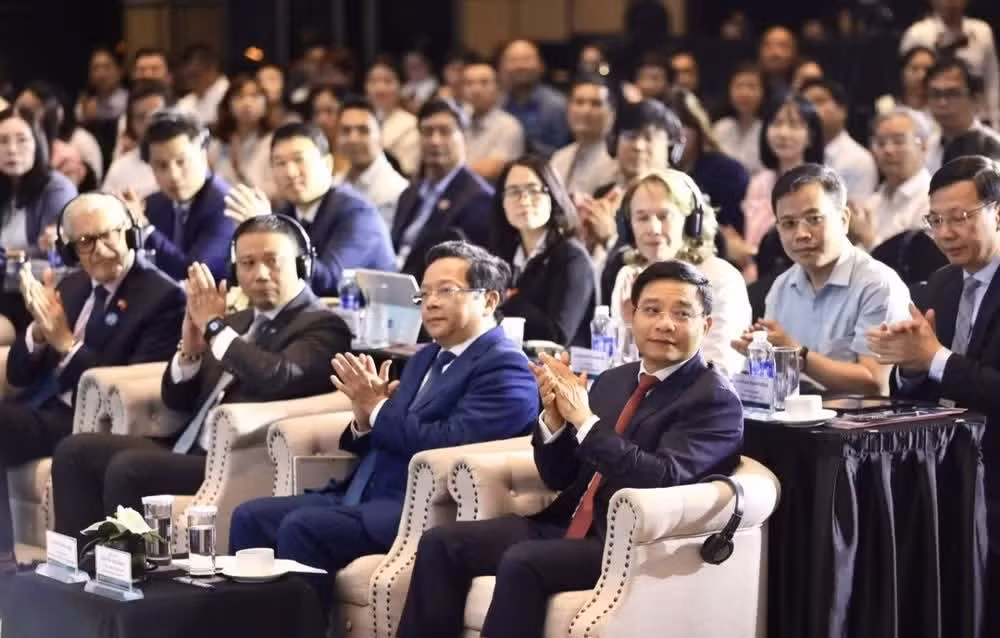 Le vice-Premier ministre Nguyên Van Thang et des délégués lors du Forum. Photo : VNA.