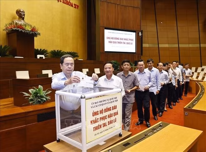 Le président de l'Assemblée nationale, Tran Thanh Man, des cadres et emplyés de l'Assemblée nationale assistent à la collecte de fonds pour soutenir les populations sinistrées. Photo : VNA