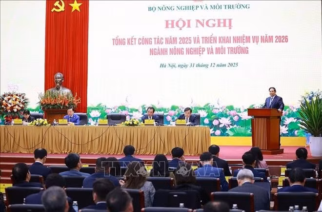 Le Premier ministre Pham Minh Chinh à la conférence de bilan des activités de 2025 et de la période 2021-2025 et de déploiement des missions pour 2026 du secteur de l’agriculture et de l’environnement. Photo : VNA