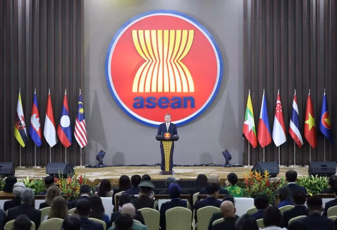 Le matin du 10 mars 2025, à Jakarta, en Indonésie, le secrétaire général du Parti, Tô Lâm, a prononcé un discours lors de la cérémonie commémorant le 30e anniversaire de l'adhésion du Vietnam à l'ASEAN. Photo : VNA.