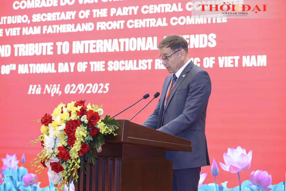 nu-cuoi-thien-chi-va-hy-vong-tu-ban-be-quoc-te-den-viet-nam-20250903222253.jpg