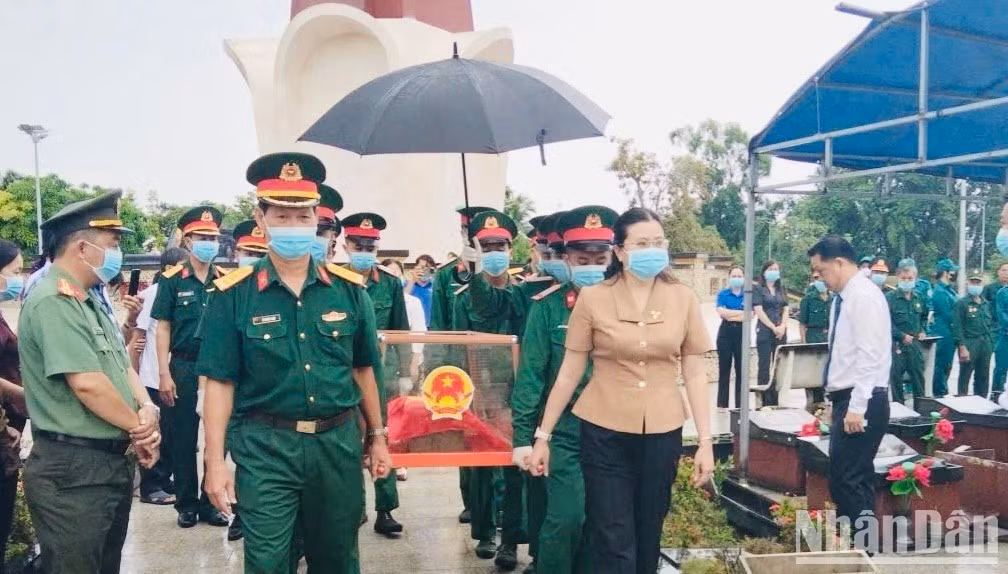 M. Truong Ngoc Thao, secrétaire du comité du Parti et président du Conseil populaire de la commune de Chau Thoi (au premier rang, à droite), et les services compétents au cimetière des martyrs de Vinh Loi, dans la commune de Chau Thoi. (Photo : VAN MAN)
