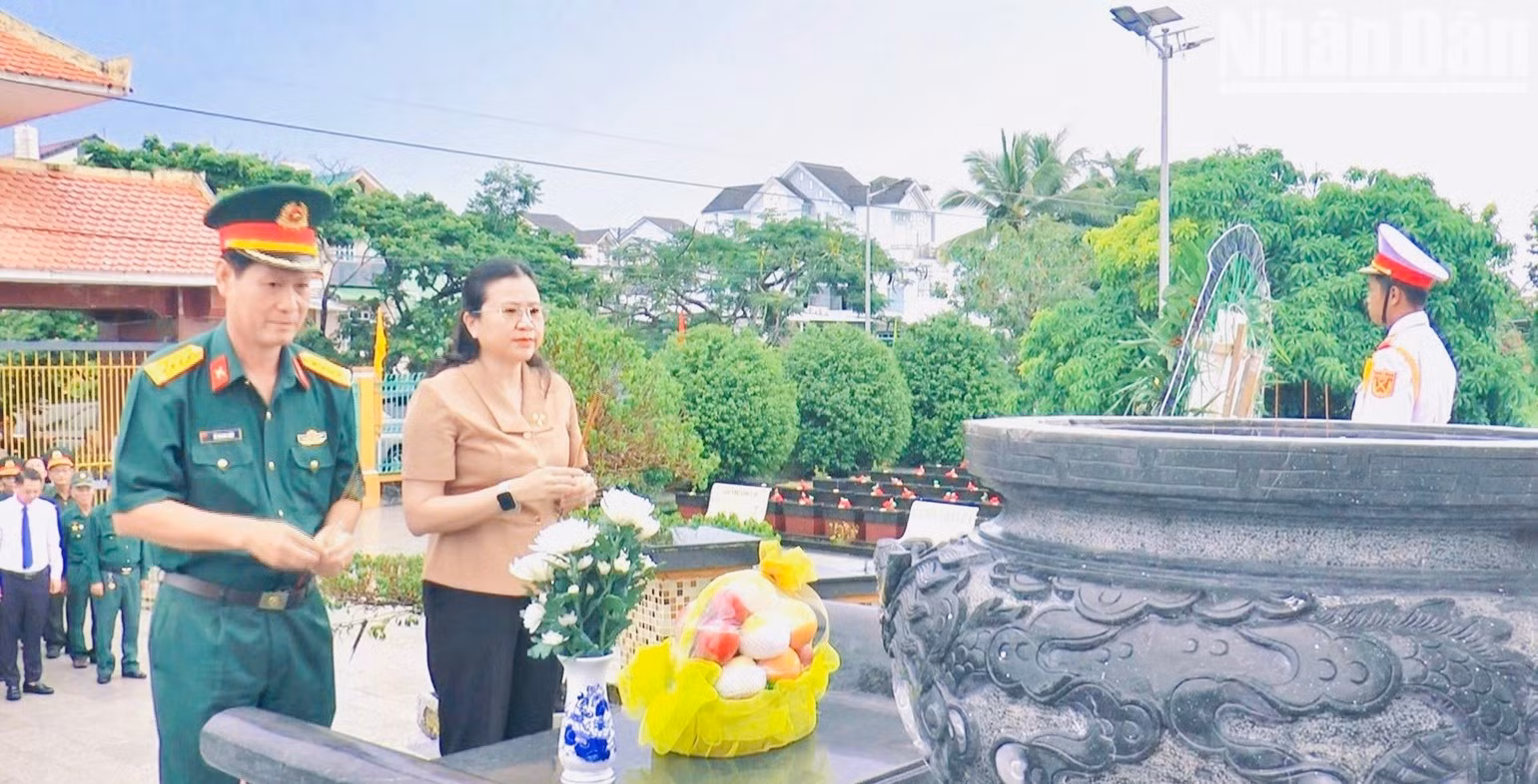 M. Truong Ngoc Thao, secrétaire du comité du Parti et président du Conseil populaire de la commune de Chau Thoi (à droite), et un représentant du Commandement militaire de la province de Ca Mau rendent hommage aux soldats tombés pour la Patrie au cimetière des martyrs de Vinh Loi, dans la commune de Chau Thoi. (Photo : VAN MAN)
