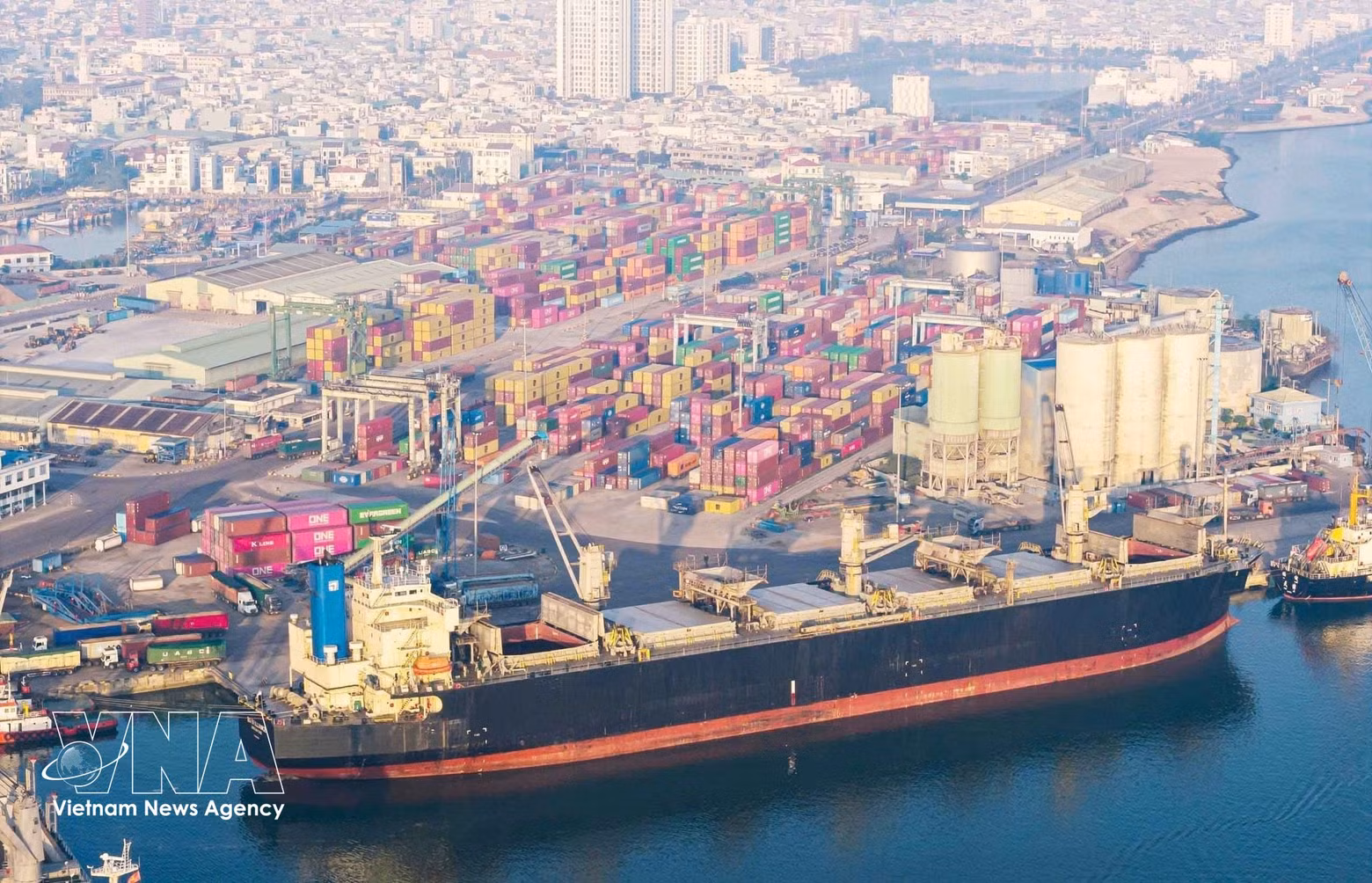 Le port de Quy Nhon, principal point d’entrée et de sortie des marchandises des Hauts Plateaux du Centre, constitue le premier maillon du système logistique de la province de Gia Lai. Photo : VNA.