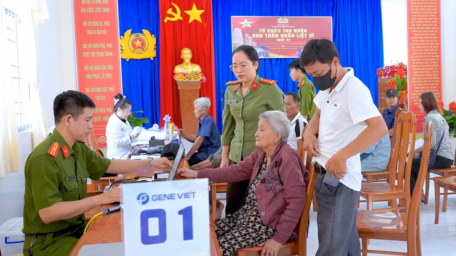 Les différentes étapes de collecte des informations et de prélèvement des échantillons biologiques destinés aux analyses ADN sont organisées de manière méthodique et efficace au point de collecte du commissariat de police de la commune de Tran Van Thoi, province de Ca Mau. Photo : HUU DE.