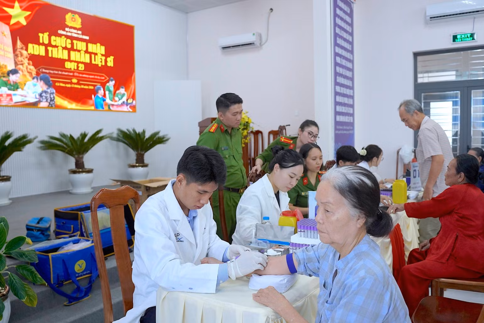 De nombreuses familles de soldats tombés pour la Patrie dont l’identité reste inconnue se rendent au point de collecte du commissariat de police du quartier de Tan Thanh, dans la province de Ca Mau, pour fournir des échantillons d’ADN. Photo : HUU DE.