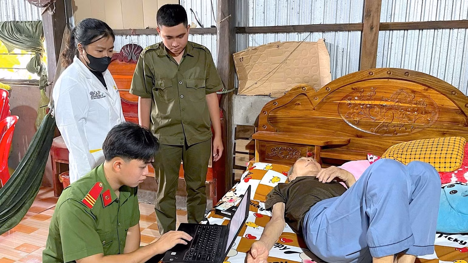 Une équipe mobile se rend au domicile de Dang Thanh Long, dans le hameau de Don Dong, commune de Tran Van Thoi, province de Ca Mau, pour prélever un échantillon biologique destiné aux analyses ADN auprès d’un membre de la famille d’un soldat tombé pour la Patrie dont l’identité reste inconnue. Photo : HUU DE.