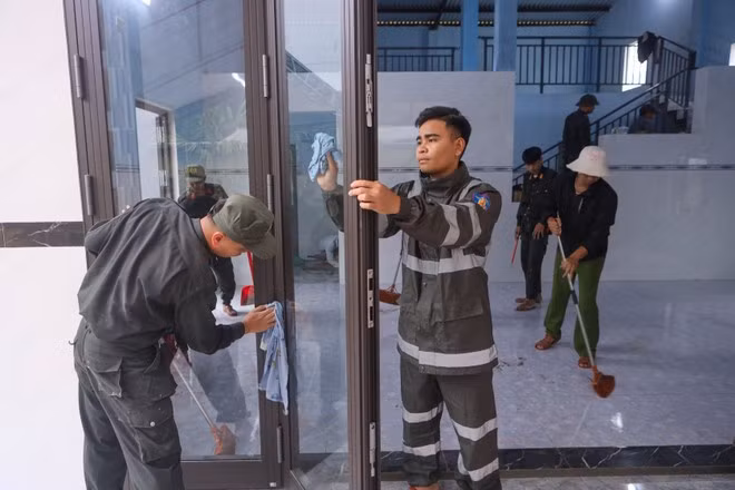 Des officiers et des soldats aident les habitants de la commune de Thuong Duc (Da Nang) à nettoyer leurs maisons en vue de leur déménagement. Photo : VNA