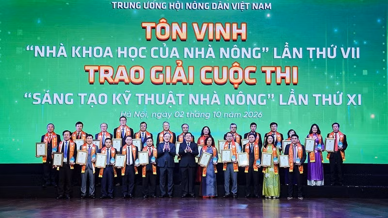 Le vice-Premier ministre Ho Quoc Dung et le président de l’Association des agriculteurs du Vietnam Luong Quoc Doan (respectivement 6e et 7e en partant de la droite, au premier rang) remettent le titre de « Scientifique au service des agriculteurs » de 7e édition à des personnalités distinguées. (Photo : Association des agriculteurs du Vietnam)