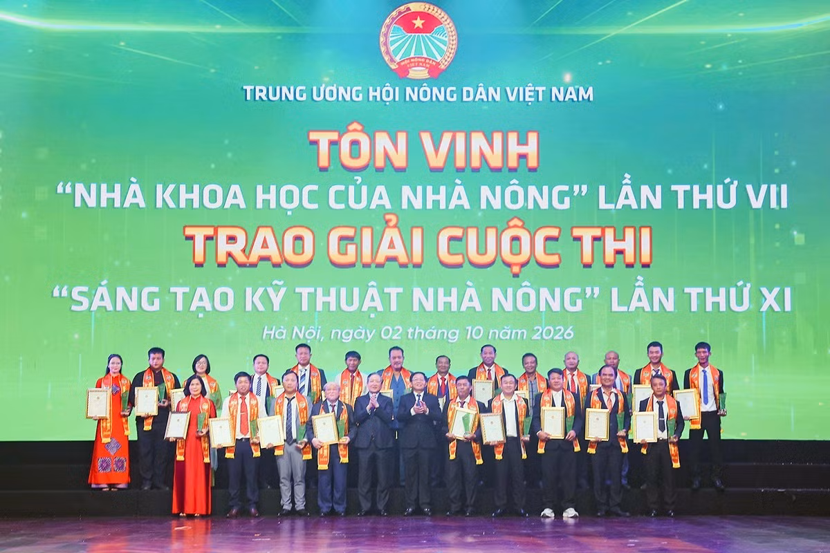 Le vice-Premier ministre Ho Quoc Dung et le président de l’Association des agriculteurs du Vietnam Luong Quoc Doan (respectivement 6e et 7e en partant de la droite, au premier rang) remettent les prix du 11e Concours d’« innovation technique agricole » à des personnalités distinguées. (Photo : Association des agriculteurs du Vietnam)