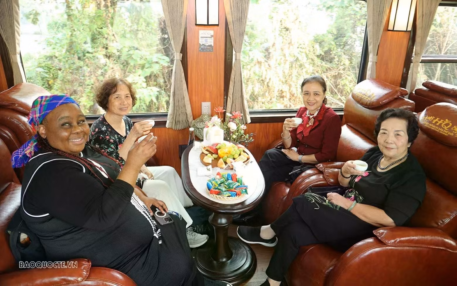 Des représentants du ministère des Affaires étrangères, des dirigeants de la province de Thai Nguyen, ainsi que des ambassadeurs étrangers et leurs conjoints ont pris part au voyage à bord du train du patrimoine reliant Hanoï à Thai Nguyen. Photo : baoquocte.vn
