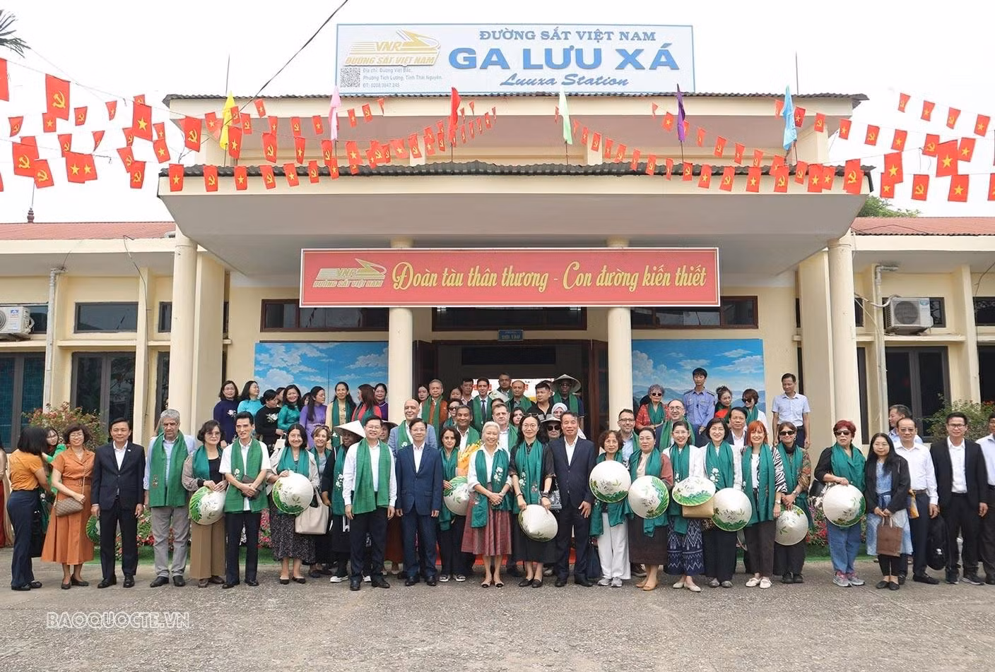 Le Nguyet Anh, épouse du ministre des Affaires étrangères Le Hoai Trung, et le secrétaire adjoint du Comité provincial du Parti, Dinh Quang Tuyen, ont accueilli la délégation à la gare de Luu Xa (Thai Nguyen). Photo : baoquocte.vn