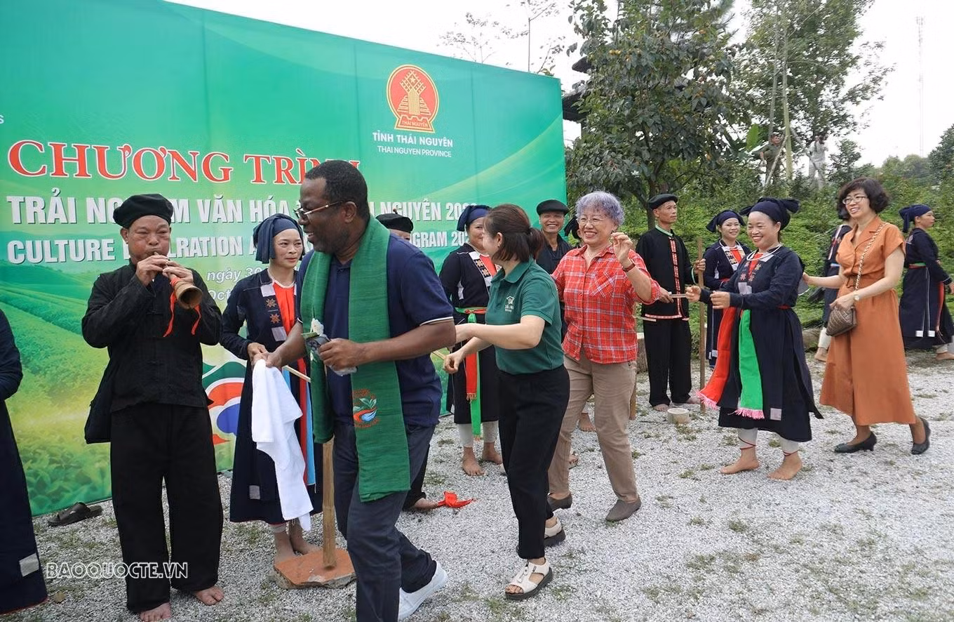 Les délégués ont également échangé avec les habitants locaux. Photo : baoquocte.vn