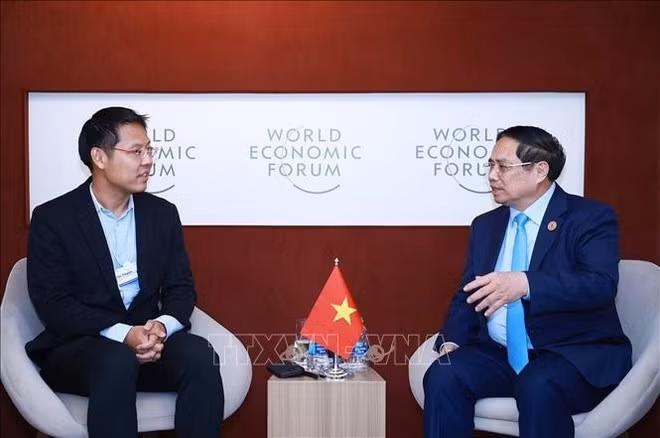 Le Premier ministre Pham Minh Chinh (à droite) rencontre Yinglan Tan, fondateur gérant d’Insignia Ventures Partners, à Tianjin, le 25 juin. Photo : VNA.