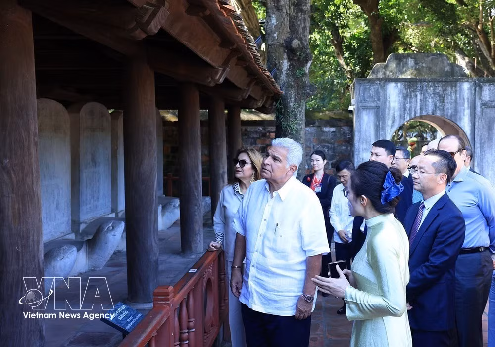 Le président panaméen, José Raúl Mulino Quintero, et son épouse découvrent les 82 stèles des Docteurs. Photo: VNA.