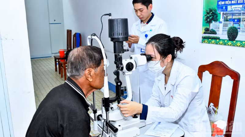 Les habitants bénéficient gratuitement d’examens et de consultations médicales pour les problèmes oculaires. Photo : VAN LONG.