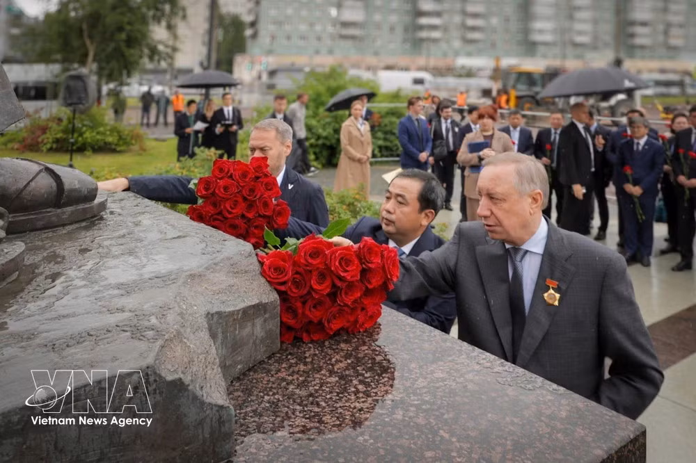 Lors de la cérémonie de dépôt de fleurs au monument dédié au Président Hô Chi Minh. Photo: VNA