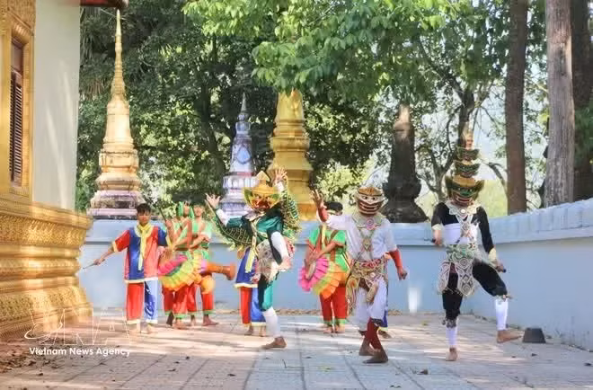 La danse du tambour Chhay-dam de la communauté khmère dans la province de An Giang. Photo : VNA