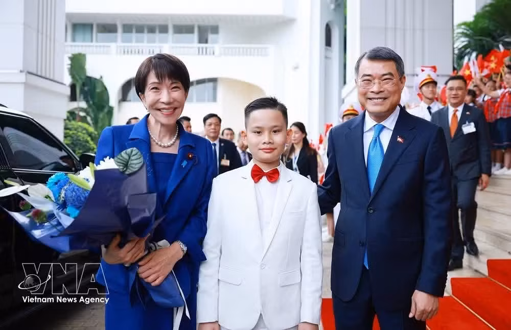 Le Premier ministre Le Minh Hung, son homologue japonais Takaichi Sanae et un élève vietnamien (Photo : VNA)