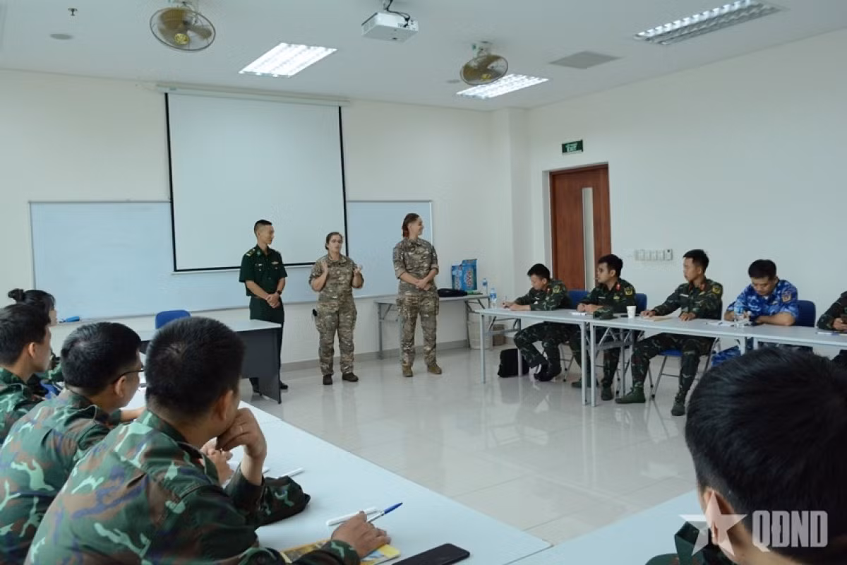 Les deux formatrices de l'armée française échangent avec les stagiaires vietnamiens lors de la formation CFAT/SC1<br> Photo: QĐND