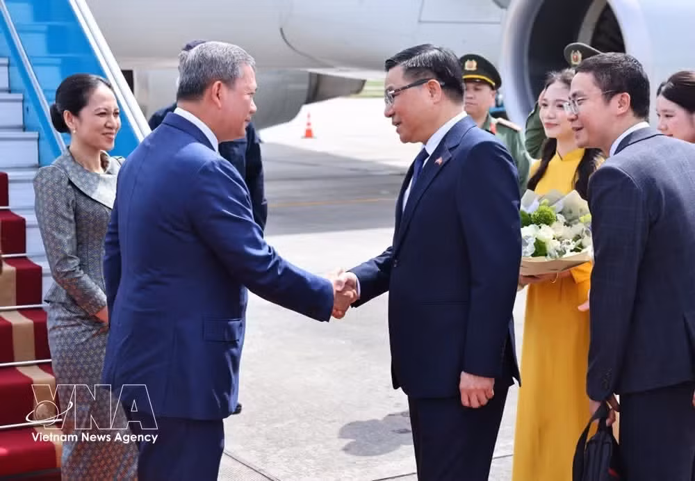 Le Premier ministre cambodgien, Samdech Moha Borvor Thipadei Hun Manet (gauche), à l'aéroport international de Nôi Bai, à Hanoi. Photo: VNA