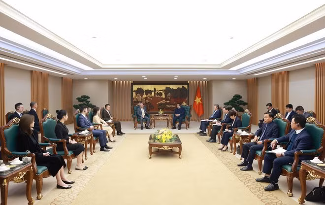 La rencontre entre le Premier ministre Pham Minh Chinh et Yan Jiehe, fondateur et président de China Pacific Construction Group. Photo : VNA