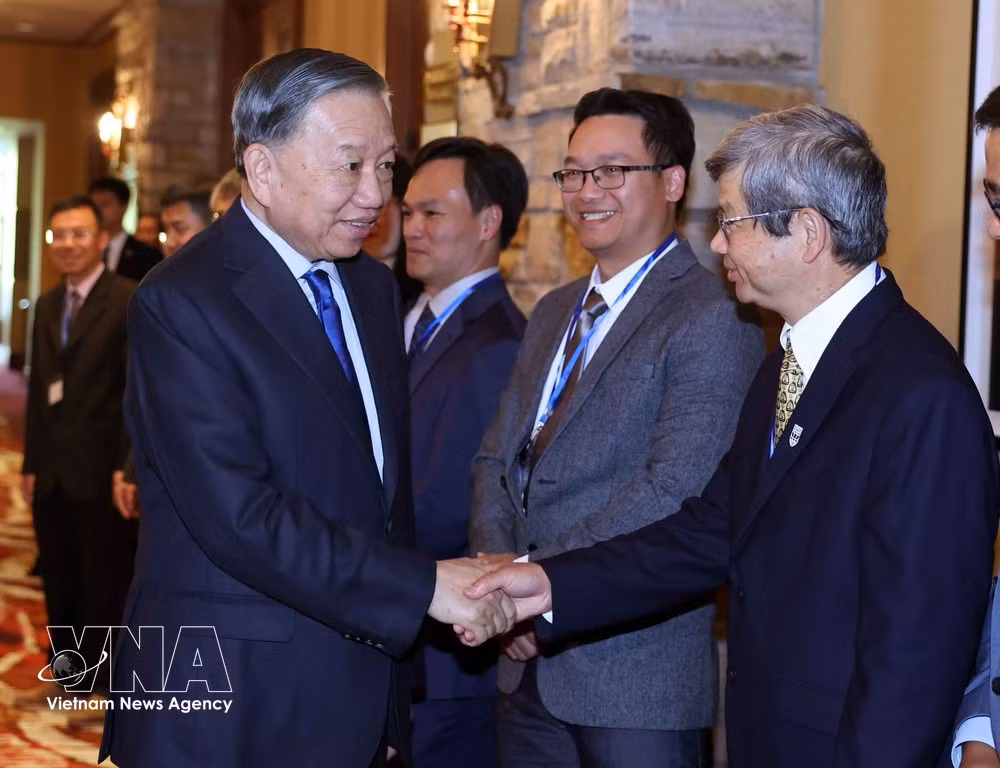 Le secrétaire général et président To Lam rencontre des représentant du Réseau des experts et scientifiques vietnamiens au Canada. Photo: VNA