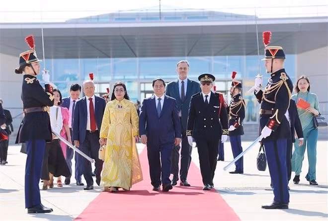 Le Premier ministre Pham Minh Chinh et son épouse quittent Paris pour la Suède, le 11 juin. Photo : VNA.