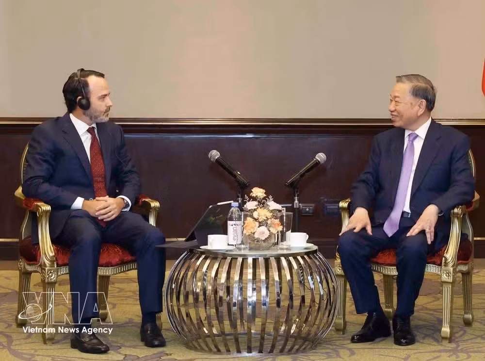 Le dirigeant vietnamien To Lam et Tristan Aboitiz, président et directeur général du groupe Aboitiz Foods Photo: VNA