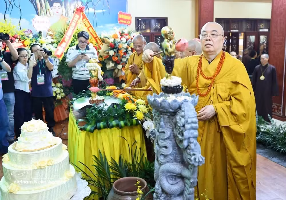 Des dignitaires bouddhistes prennent part à une cérémonie du bain du Bouddha (Mộc Dục). Photo : VNA