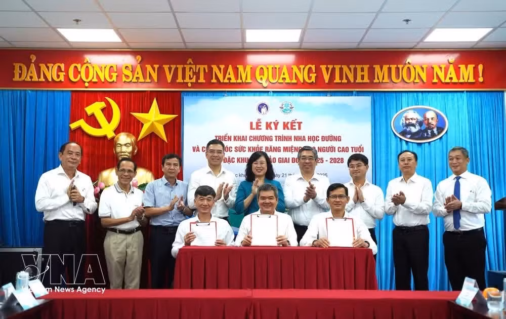 La ministre de la Santé et des responsables de Ho Chi Minh-Ville assistent à la signature d’un accord sur la mise en œuvre d’un programme de soins dentaires scolaires et de prise en charge bucco-dentaire des personnes âgées à Con Dao pour la période 2025-2028. Photo : VNA