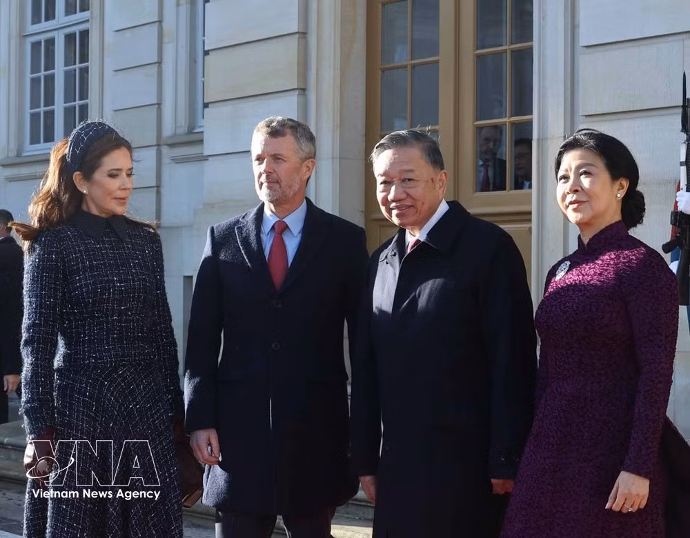 Le secrétaire général du Parti communiste du Vietnam et président de la République, To Lam, et son épouse Ngo Phuong Ly (gauche) rencontrent le roi Frederik X et la reine Mary. Photo: VNA