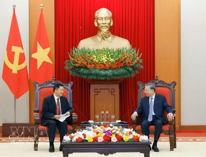 Le secrétaire général To Lam (droite) et le ministre lao de la Sécurité publique Vanthong Kongmany. Photo: VNA