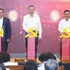 Le secrétaire général du Parti, To Lam (au milieu), le Premier ministre Pham Minh Chinh (à gauche) et le permanent du Secrétariat, Tran Cam Tu (à droite), activent trois plateformes numériques. Photo : VNA.