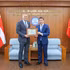 Le président de l'Union vietnamienne des organisations d'amitié, Phan Anh Son, remet la médaille commémorative « Pour la paix et l'amitié entre les nations » à l'ambassadeur du Danemark au Vietnam, Nicolai Prytz. Photo : Dinh Hoa