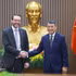 Le Premier ministre Le Minh Hung (droite) reçoit l’ambassadeur britannique au Vietnam Iain Frew. Photo: VNA