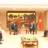 Le général Phan Van Giang, vice-Premier ministre et ministre de la Défense (droite) reçoit le ministre chargé du secrétaire général du gouvernement mauritanien, Moctar Al Housseynou Lam. Photo : baochinhphu