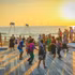 Phu Quoc est une destination prisée de nombreux touristes vietnamiens et étrangers. Sur la photo : des visiteurs admirent le coucher de soleil sur la plage de Sunset Sanato. Photo : VNA.
