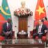 Le Hoai Trung, membre du Bureau politique et ministre des Affaires étrangères (droite) et le ministre chargé du secrétaire général du gouvernement mauritanien, Moctar Al Housseynou Lam. Photo : VNA.