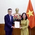 La vice-ministre des Affaires étrangères Le Thi Thu Hang remet la licence à Kim Kwan Woong, chef du bureau et correspondant résident de Financial News au Vietnam. Photo : ministère vietnamien des Affaires étrangères.