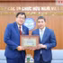 Le président de l'Union vietnamienne des organisations d'amitié, Phan Anh Son, remet l’insigne « Pour la paix et l'amitié entre les nations » à l'ambassadeur de Malaisie, Dato' Tan Yang Thai. Photo : Dinh Hoa.