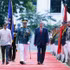 Le secrétaire général et président To Lam (droite) et le président philippin Ferdinand Romualdez Marcos Jr. (gauche) passent en revue la garde d'honneur. Photo : VNA.