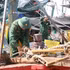 Des gardes-frontières aident les pêcheurs à éviter le typhon MAYSAK. Photo : VNA.