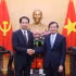 Le professeur associé et docteur Doan Minh Huan, membre du Politburo et directeur de l'Académie nationale de politique Hô Chi Minh (gauche) et l'ambassadeur de Chine au Vietnam, He Wei. Photo: VNA