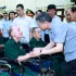 Le Premier ministre Le Minh Hung s'est rendu, dans la matinée du 16 juillet, au Centre de soins pour invalides de guerre de Kim Bang, dans la province de Ninh Binh, afin de rendre visite aux pensionnaires et de leur remettre des cadeaux. Photo : VNA